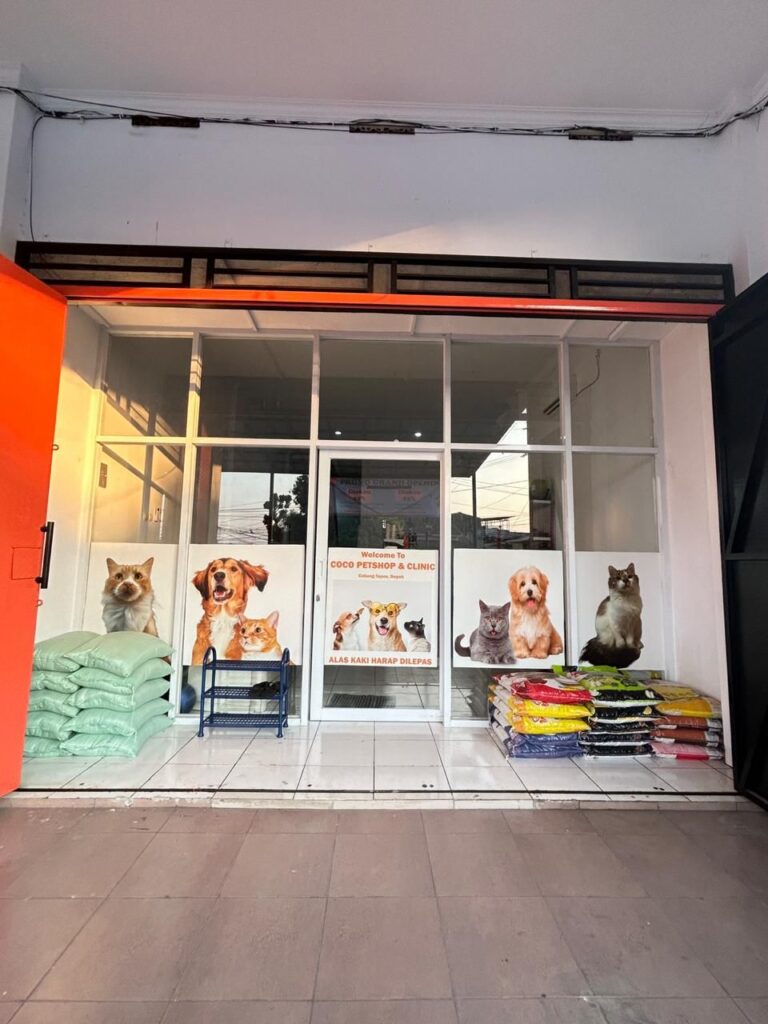 Toko hewan peliharaan Coco Petshop & Clinic dengan aneka hewan dan pakan