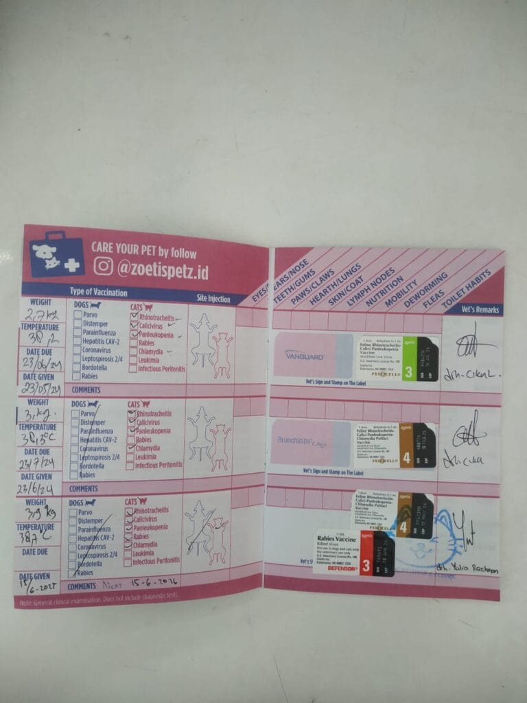 Buku vaksinasi hewan peliharaan dengan detail tanggal, berat, dan jenis vaksin.