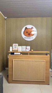 Meja resepsionis Coco Petshop & Clinic dengan logo kucing lucu