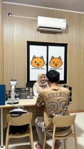 Wanita berhijab di resepsionis Coco Petshop & Clinic melayani pelanggan